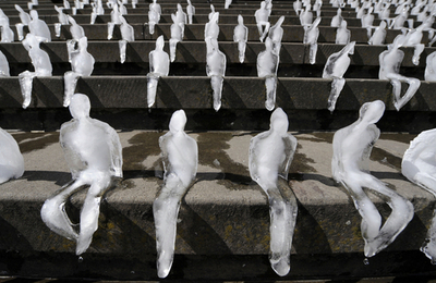 ベルリンの広場、階段に座ったまま解けてゆく1000体