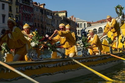 「水の都」ベネチアの運河で恒例の「歴史的レガッタ」