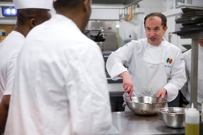 刑務所内にレストラン、受刑者らが働く 英ロンドン