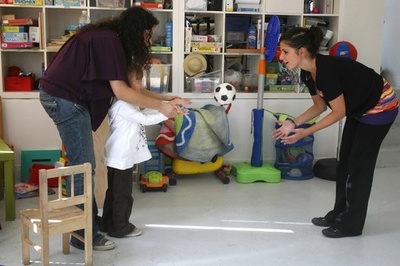 自閉症との新関連「高齢の祖父」と「母親の被虐待体験」