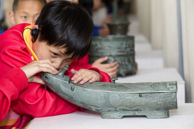 手で触れて感じる文化財 山西博物院と視覚障害児学校