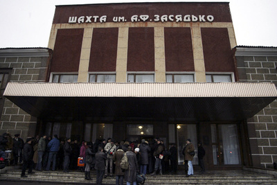 500人炭鉱内に閉じ込め、変電所に砲弾で停電 ウクライナ東部