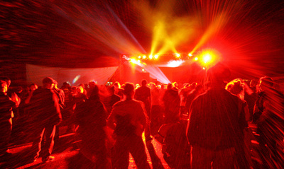 行動制限無視して数千人がレイブに参加、英マンチェスター