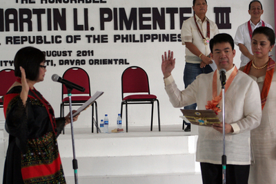 上院議員が4年遅れの就任宣誓、フィリピン