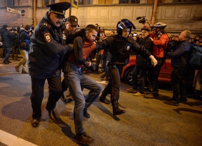 プーチン大統領の誕生日にロシア各地でデモ、270人以上拘束