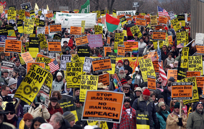 イラク開戦から4年、ワシントンで数万人参加のデモ開催 - 米国