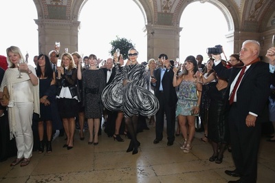 ピエール・カルダン、95歳を祝ってファッションショー開催