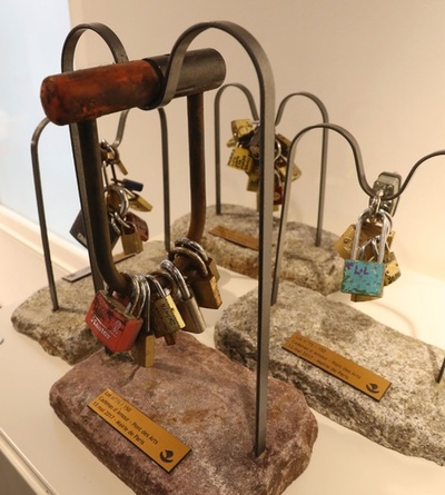 仏パリで「愛の南京錠」などオークションに、落札総額3100万円