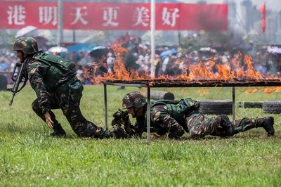 中国軍機関紙、香港での軍事演習写真を掲載 デモけん制が狙いか