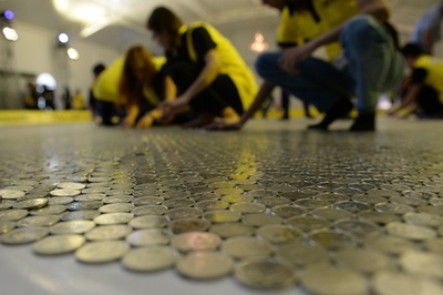 コイン50万枚でモザイク画、フィリピンでギネス記録更新