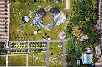 国連本部前の芝生に巨大アート 米NY