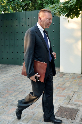 ギリシャ財務相にストゥルナラス氏を指名、元銀行家の経済学者