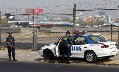 エンジンかけっ放しのパトカー盗み乗り回す、男を逮捕 メキシコ
