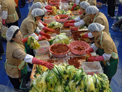 数千人の主婦が一斉にキムチ作り、おふくろの味のオーケストラ