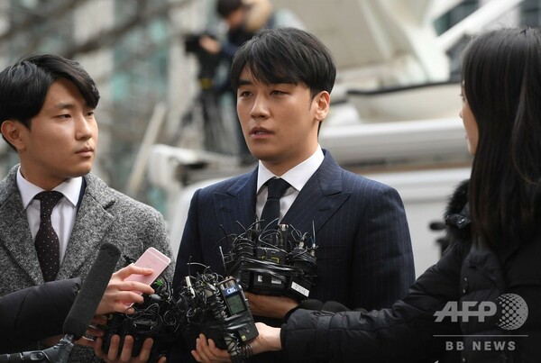 BIGBANGのV.Iと歌手チョン・ジュニョン、ソウル警察に出頭
