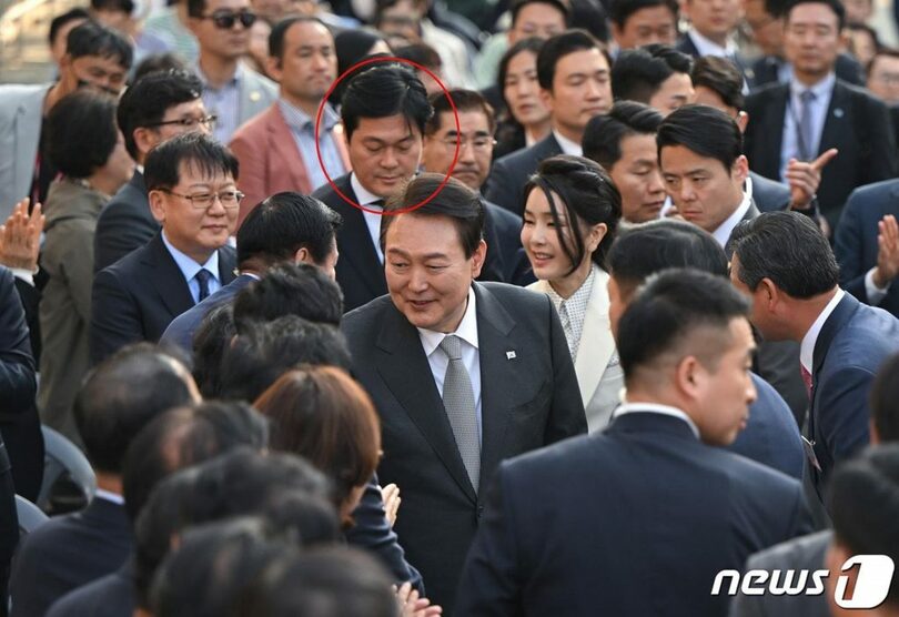 大統領室儀典秘書官だったキム・スンヒ氏（赤丸内）＝2023年4月16日、大統領室提供(c)news1