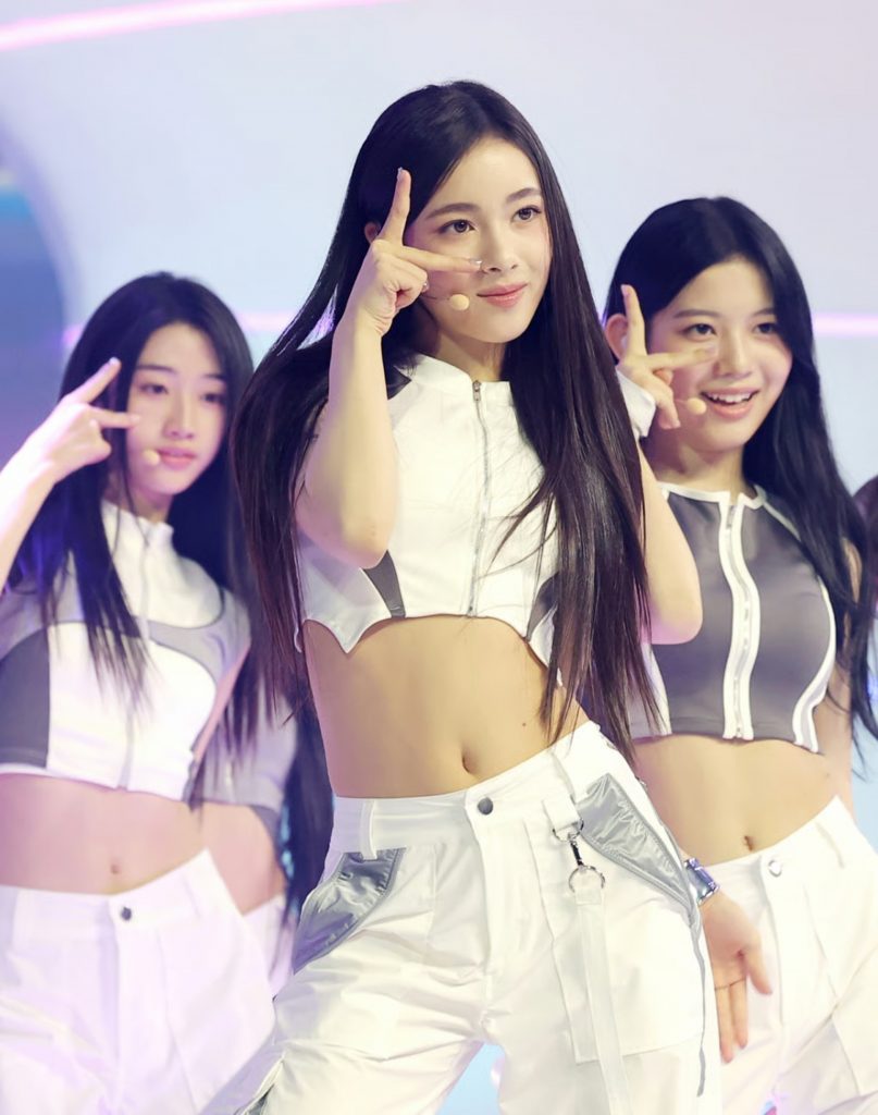 デビュー公演で新曲「NEON」を披露するA2O LITE＝10月12日、京畿道高陽市のKINTEX(c)news1/MONEYTODAY