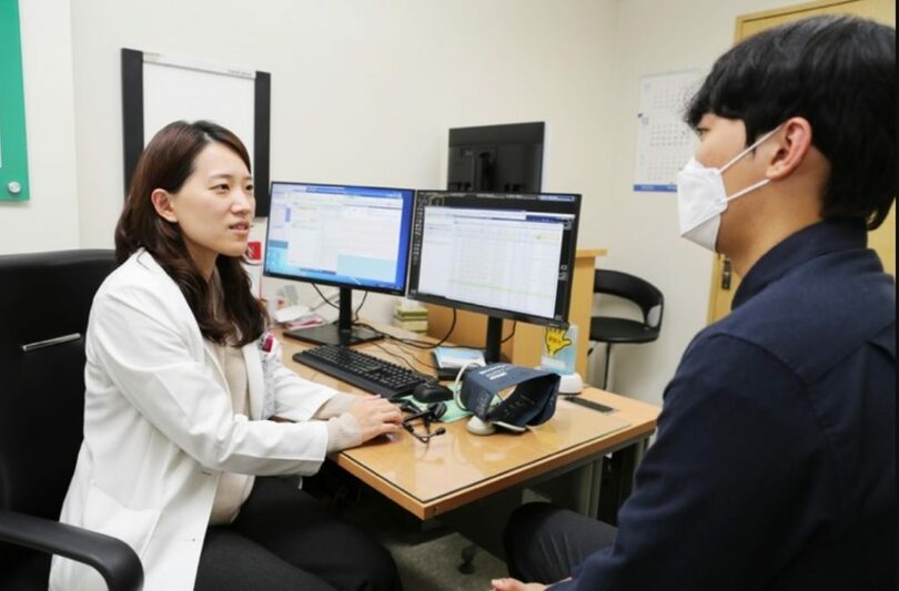 若者と向き合う中央大学病院循環器内科のキム・ヘミ教授（写真:中央大学病院提供）(c)NEWSIS