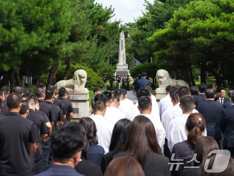 「5・18民主化運動」を揶揄する応援で物議を醸した培材高校の野球部員や教員、保護者ら約80人が、光州第一高校を訪れて謝罪し、学生塔を参拝する様子(c)news1