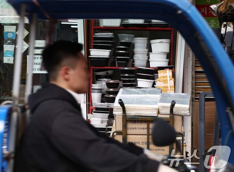 京畿道広州市にあるプラスチック企業の工場原料倉庫(c)news1