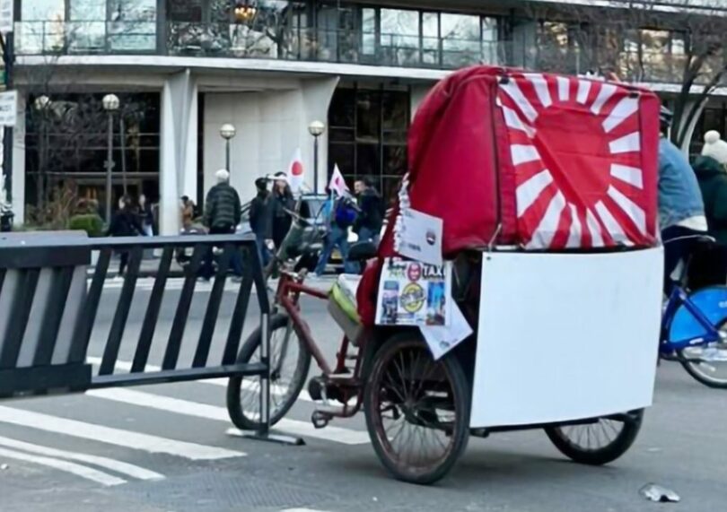 米セントラルパークに登場した大型旭日旗の観光人力車(写真=ソ・ギョンドク教授提供)(c)NEWSIS