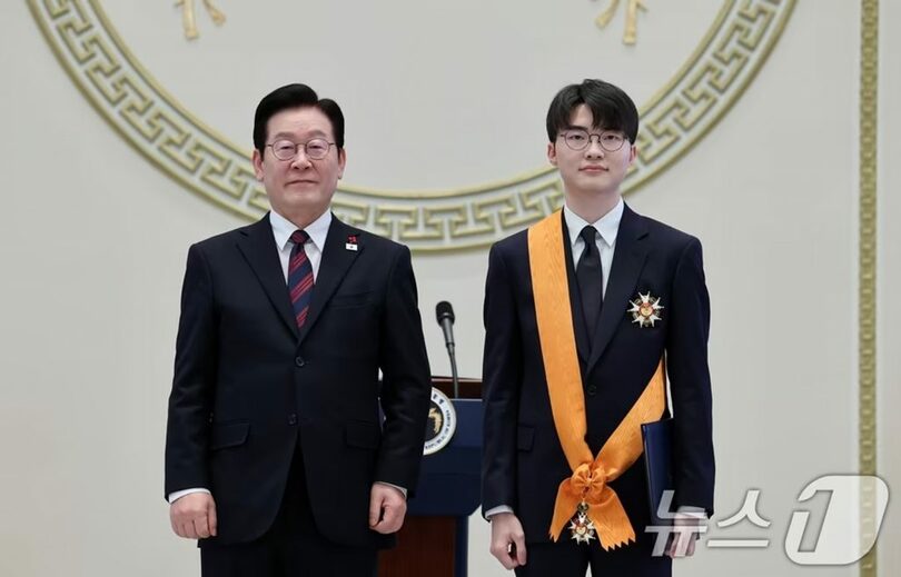 韓国のイ・ジェミョン（李在明）大統領と記念撮影するイ・サンヒョク(c)news1