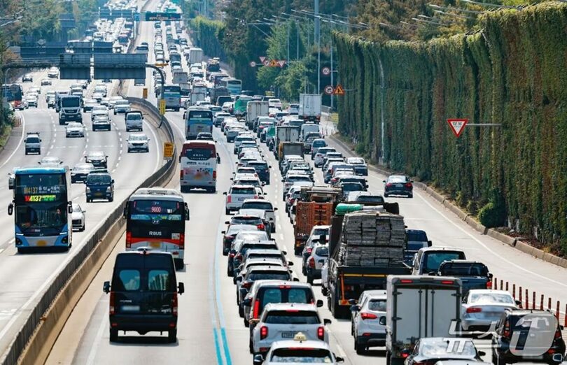 秋夕連休を翌日に控え、ソウル市内の京釜高速道路を走る車(c)news1
