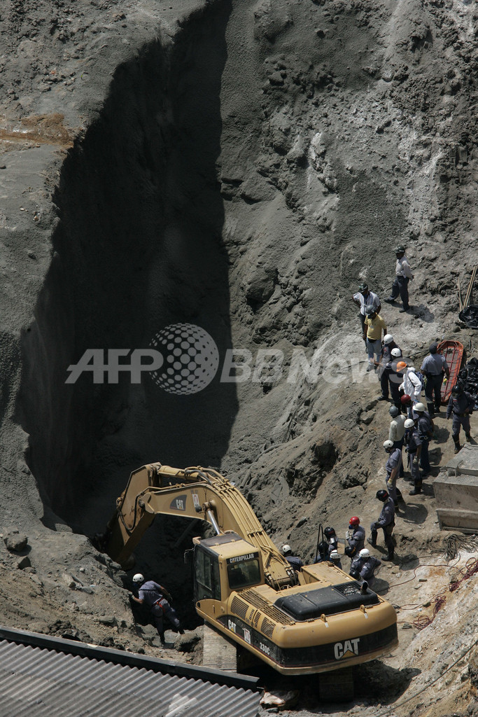 爆発事故で陥没した地下鉄駅周辺 救助作業で2人の遺体確認 ブラジル 写真2枚 国際ニュース Afpbb News