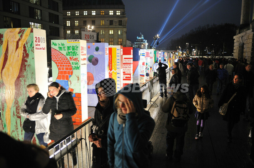 「ベルリンの壁」崩壊20年を祝う巨大ドミノ倒し