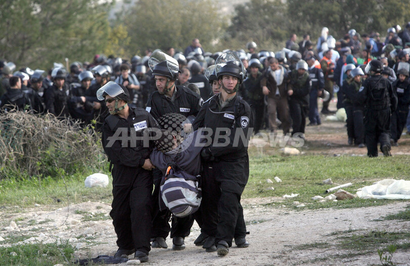イスラエル警察部隊、元ユダヤ人入植地集結の入植者らを強制排除 - パレスチナ自治区