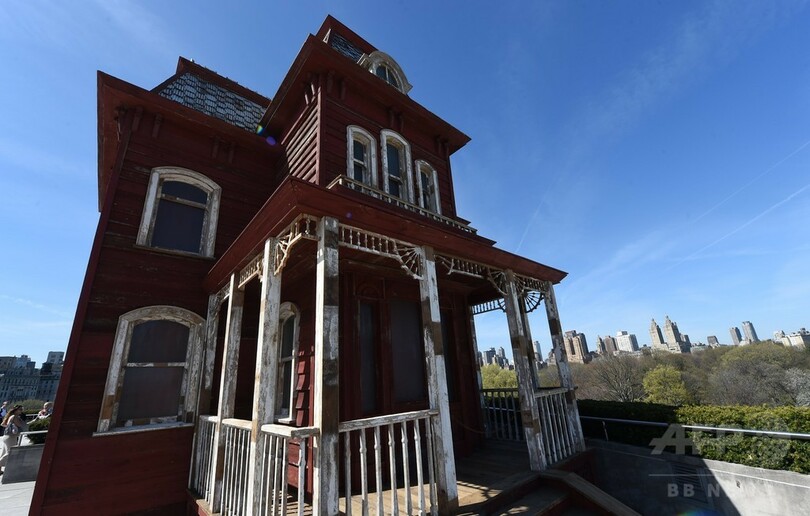 米メトロポリタン美術館の屋上に「赤いベイツ・モーテル」