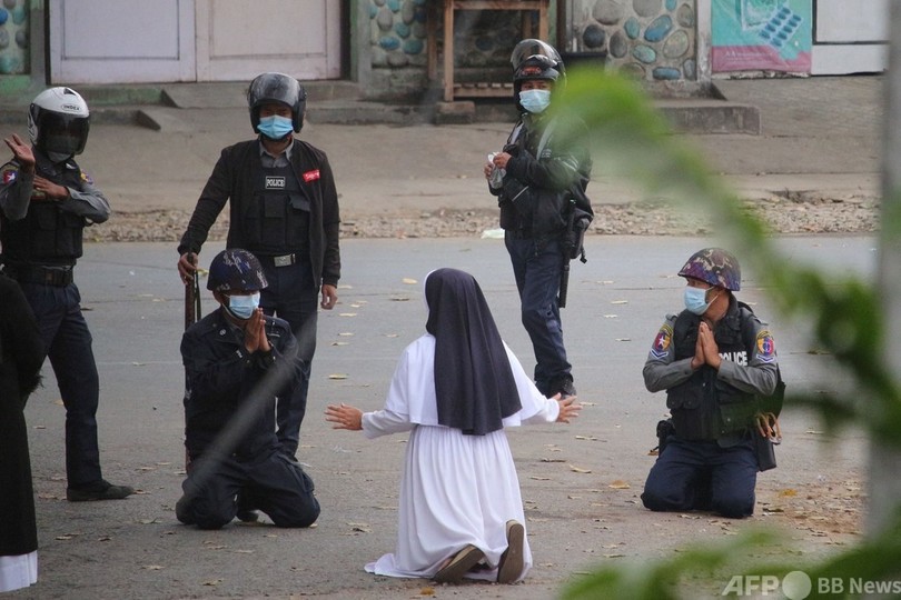 デモ参加者を傷つけないで…修道女が警官に嘆願 ミャンマー