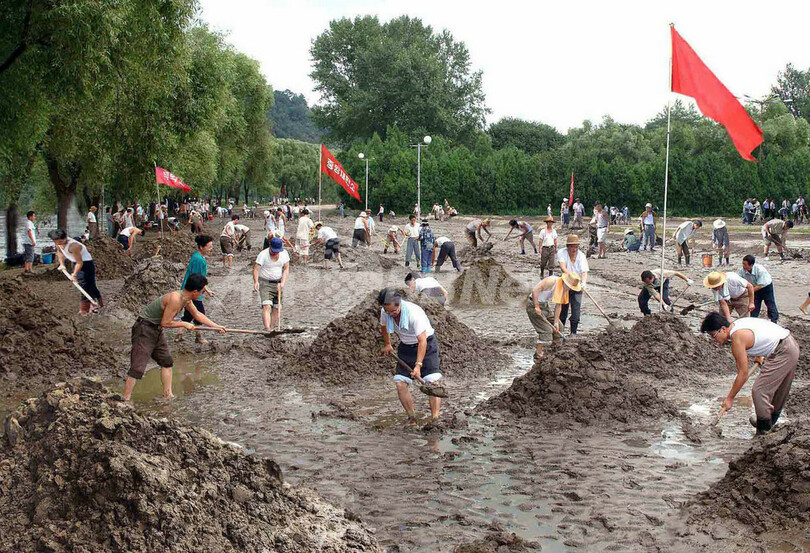 北朝鮮の洪水 国境の川で10遺体を収容 写真4枚 国際ニュース Afpbb News