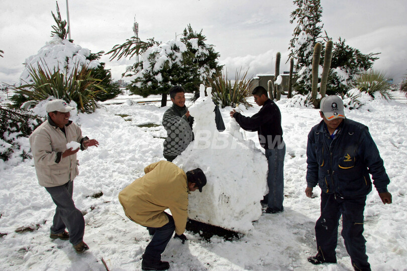 ボリビアで大雪、雪だるまや雪ラマを作る人々