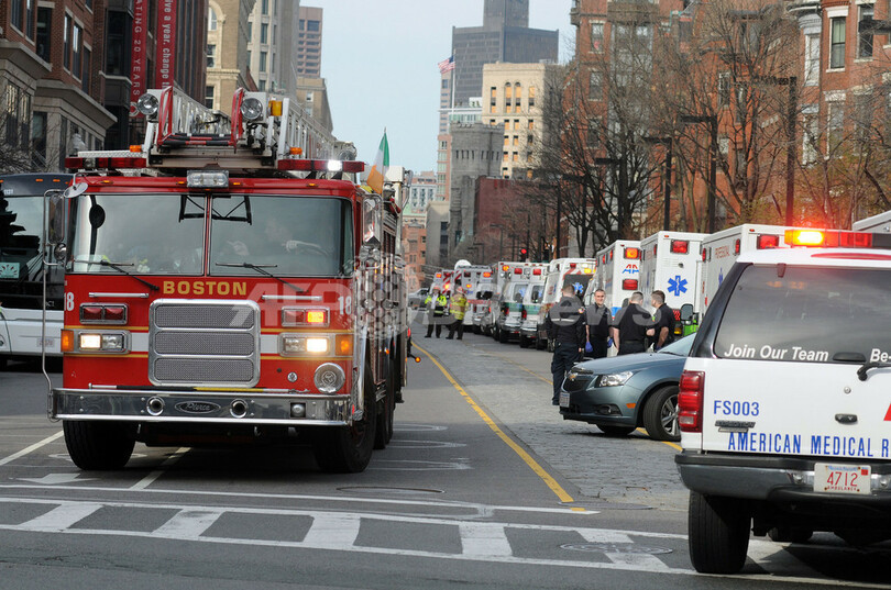 ボストン・マラソンで複数の爆発、3人死亡 100人超負傷