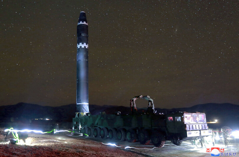 北朝鮮、新型ICBM「火星15」の写真公開 正恩氏ガッツポーズ