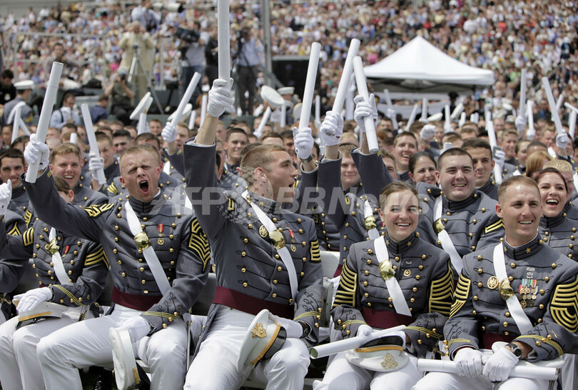 米陸軍士官学校で卒業式、恒例の帽子投げ