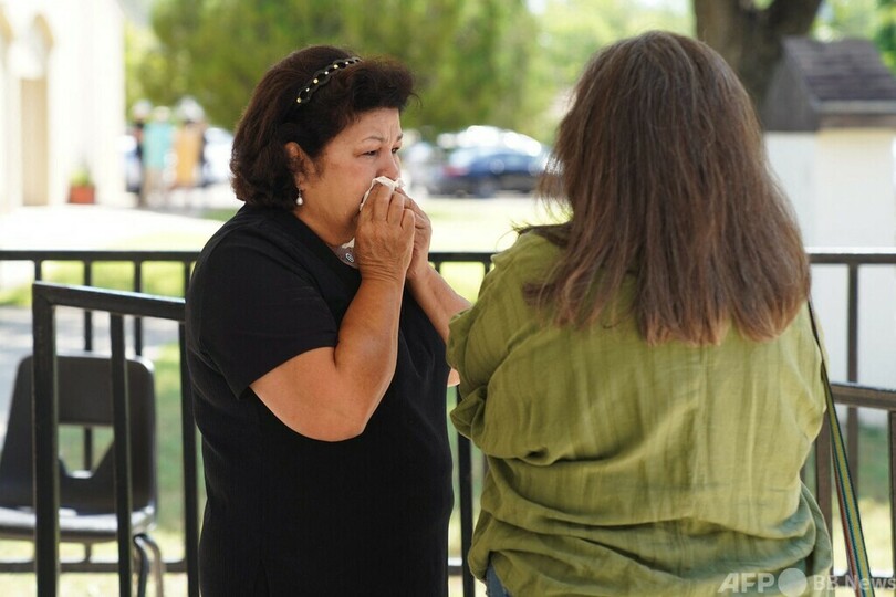 小さな町を襲った「悪夢」 米小学校乱射、悲しみに暮れる地元