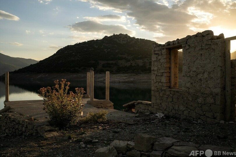 水位が下がったダム湖「モルノス湖」から出現したカリオ村の建物（2024年9月1日撮影）。(c)Angelos TZORTZINIS / AFP