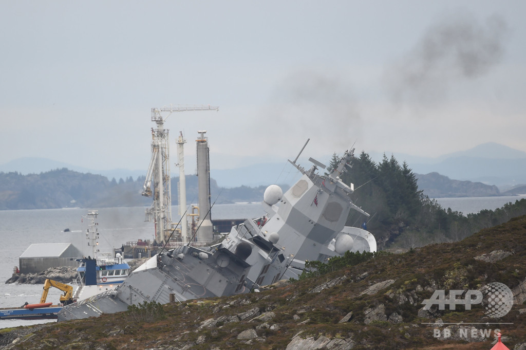 ノルウェーの軍艦がタンカーと衝突、沈没回避のため意図的に座礁 写真8枚 国際ニュース：AFPBB News