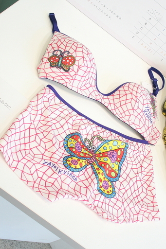 草間彌生とコラボしたアートな下着、青山に期間限定ショップ 写真9枚