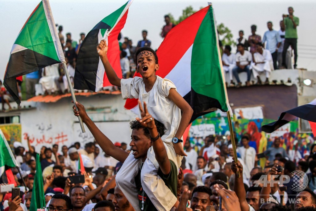 国際ニュース：AFPBB Newsスーダンのデモ隊、軍事評議会との歴史的合意に歓喜