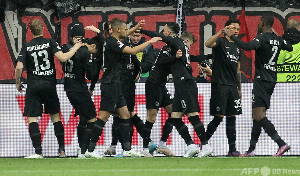 フランクフルト バルサ撃破へ敵地にファン3万人 El準々決勝 写真1枚 国際ニュース Afpbb News