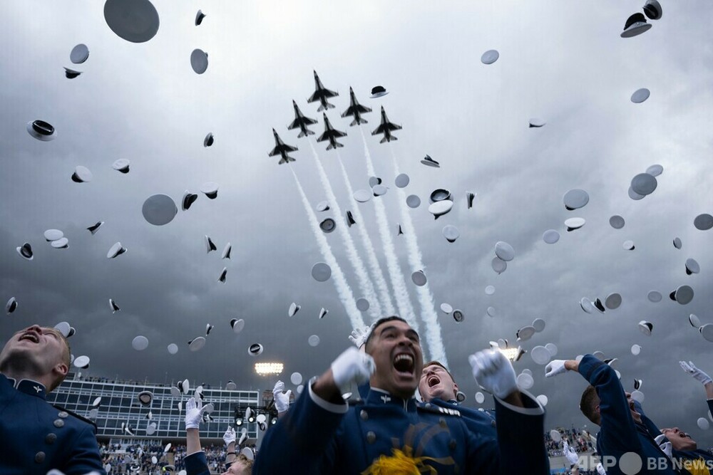 帽子を空へ！ 米空軍士官学校で卒業式 写真17枚 国際ニュース：AFPBB News
