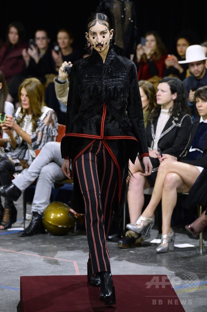 ヴィクトリア朝の要素をフェイスジュエリーに、「ジバンシィ」15/16秋冬