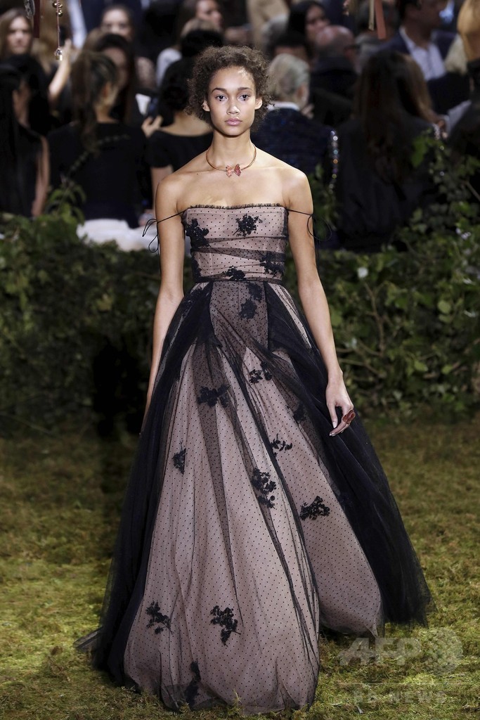 キウリによる初の「ディオール」オートクチュール、ファッション界から称賛