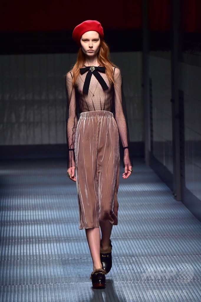 アレッサンドロ・ミケーレが打ち出すロマンティックな女性像、「グッチ」15/16秋冬