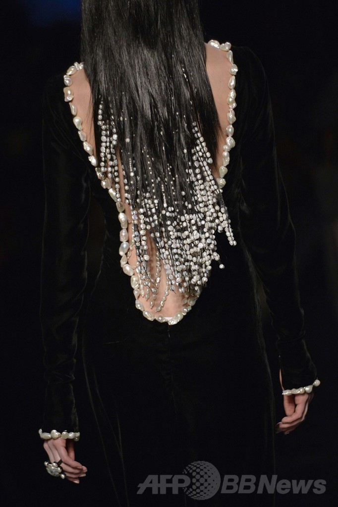 「ひげ面の女装歌手」も登場、J.P.ゴルチエ14/15年秋冬オートクチュール