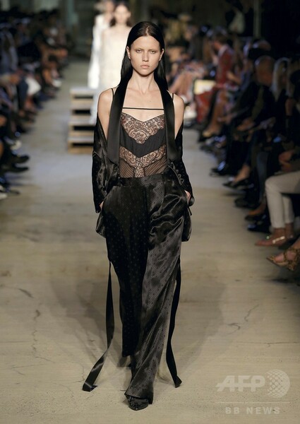 「ジバンシィ」16年春夏コレクション