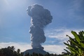 イブ山で噴火 警戒レベルは上から2番目に インドネシア